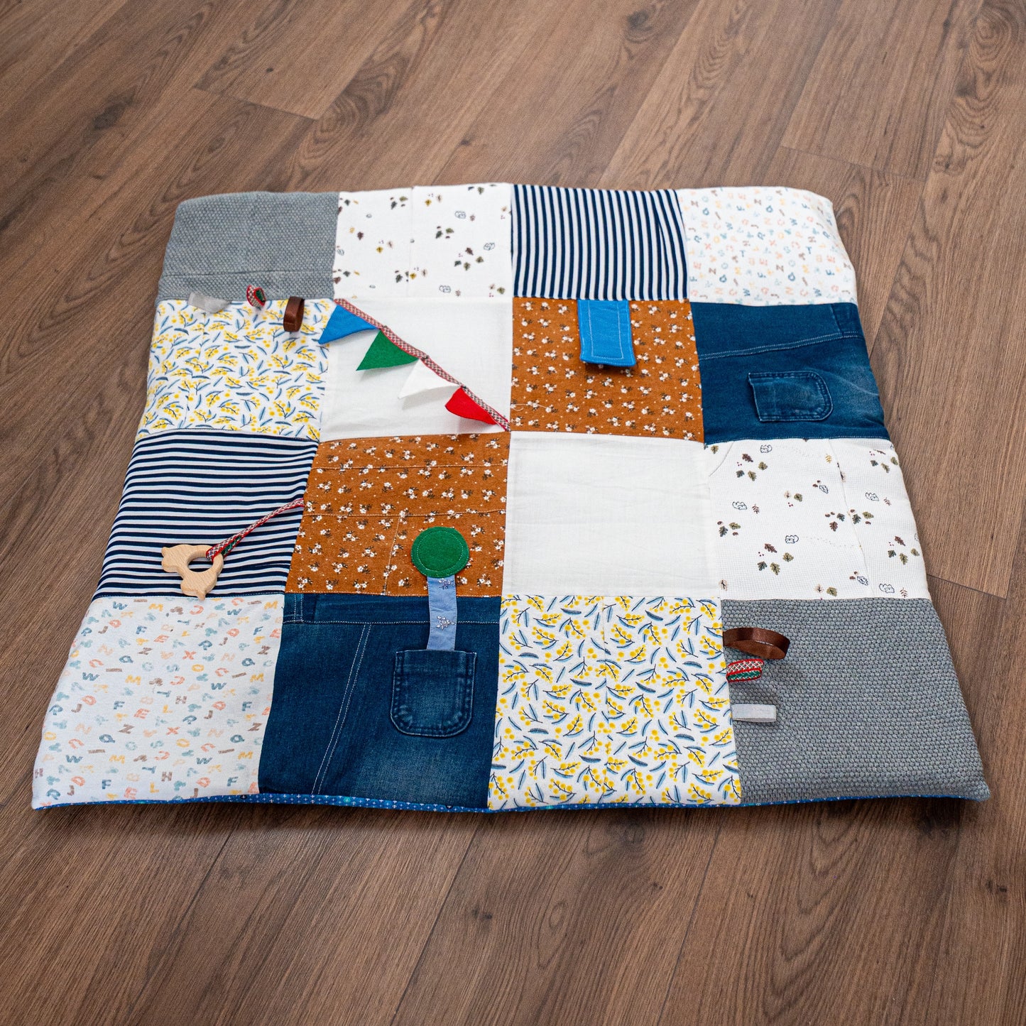 Tapis d'éveil - Lettre, fleurs et formes